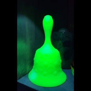 Fenton- Dasiy & Button Custard Bell (Glows)